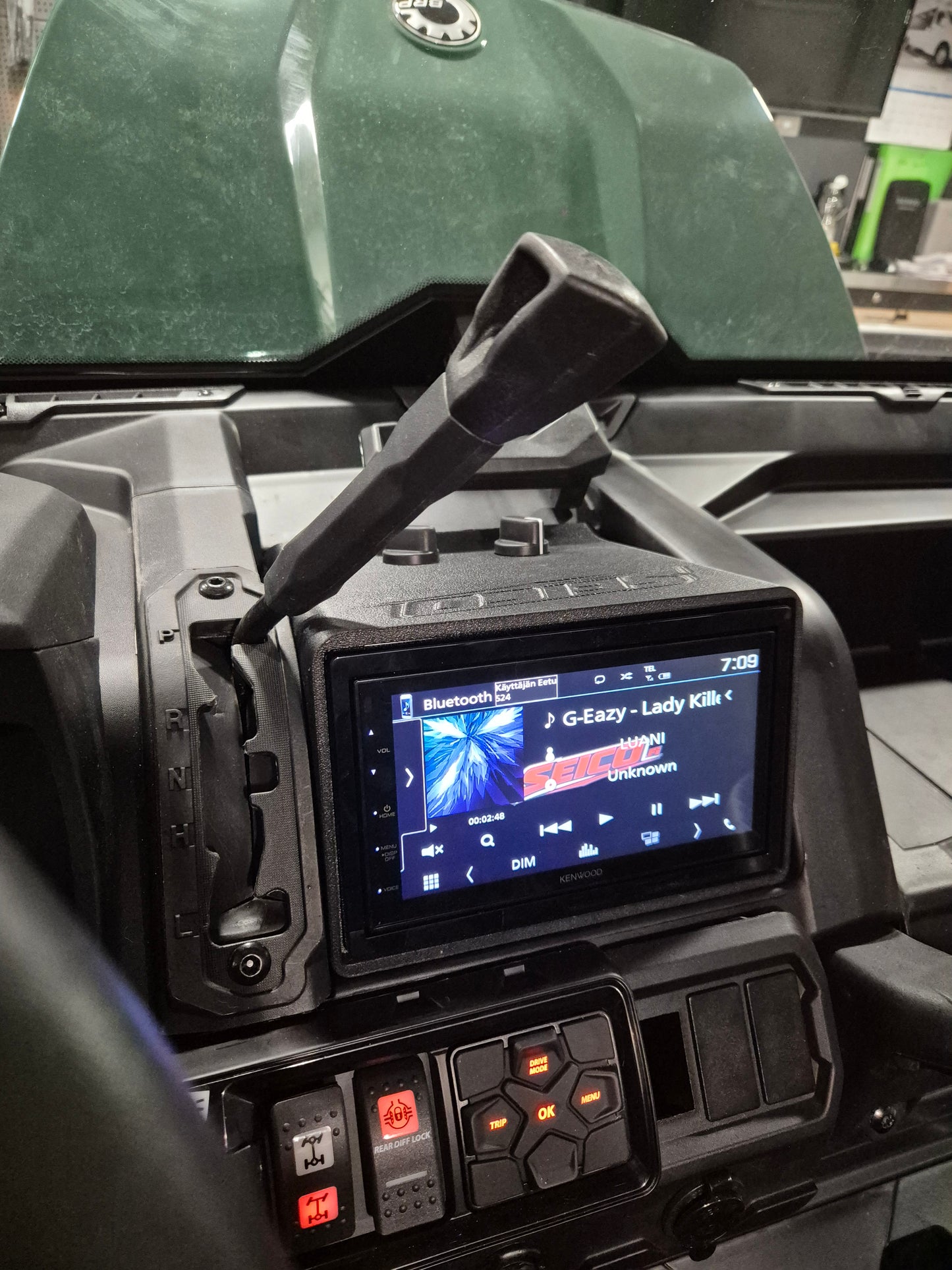 Traxter 2-DIN Stereo Housing