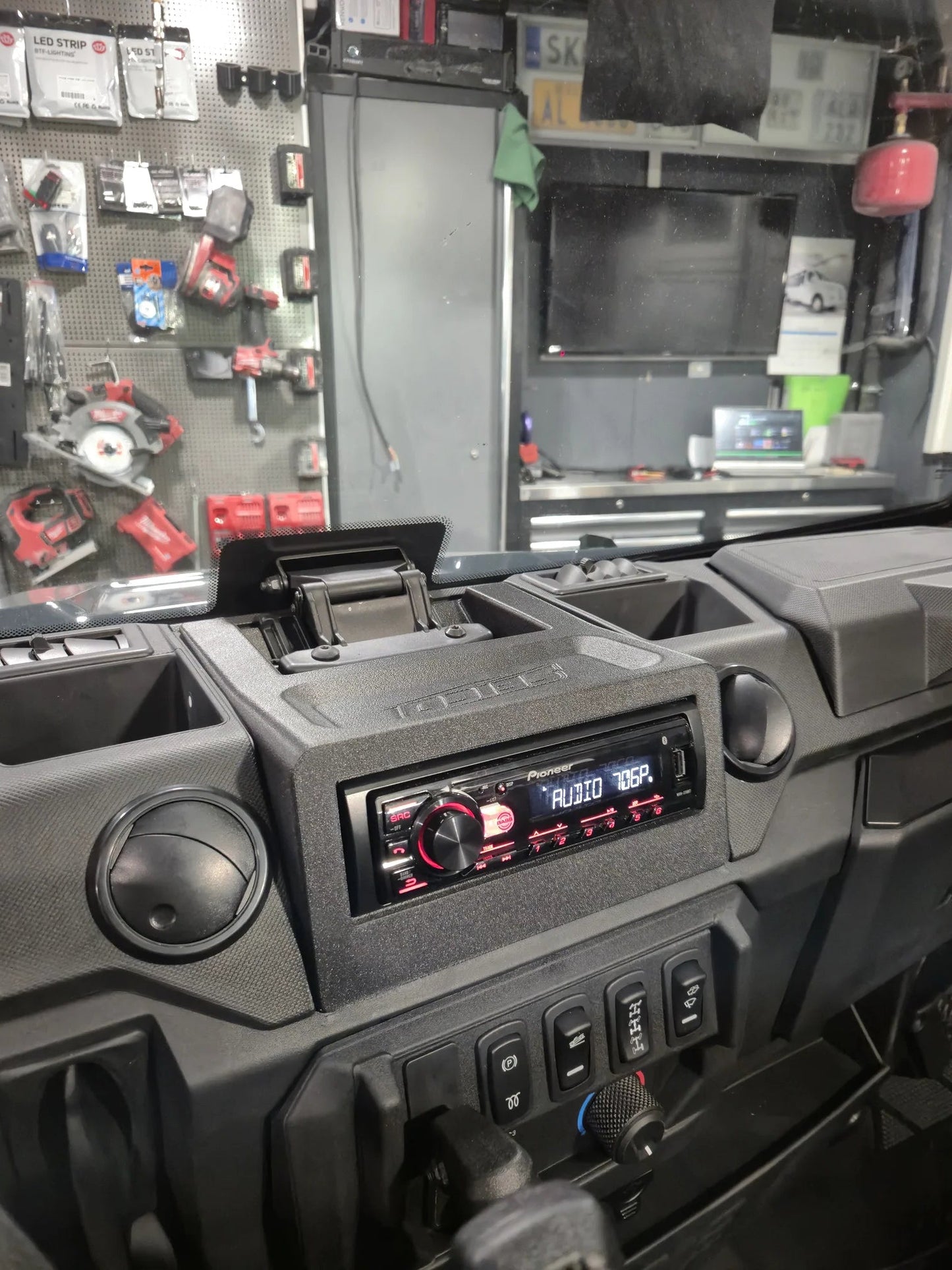 [SPECIAL OFFER] Ranger Stereo Housing - 1-DIN